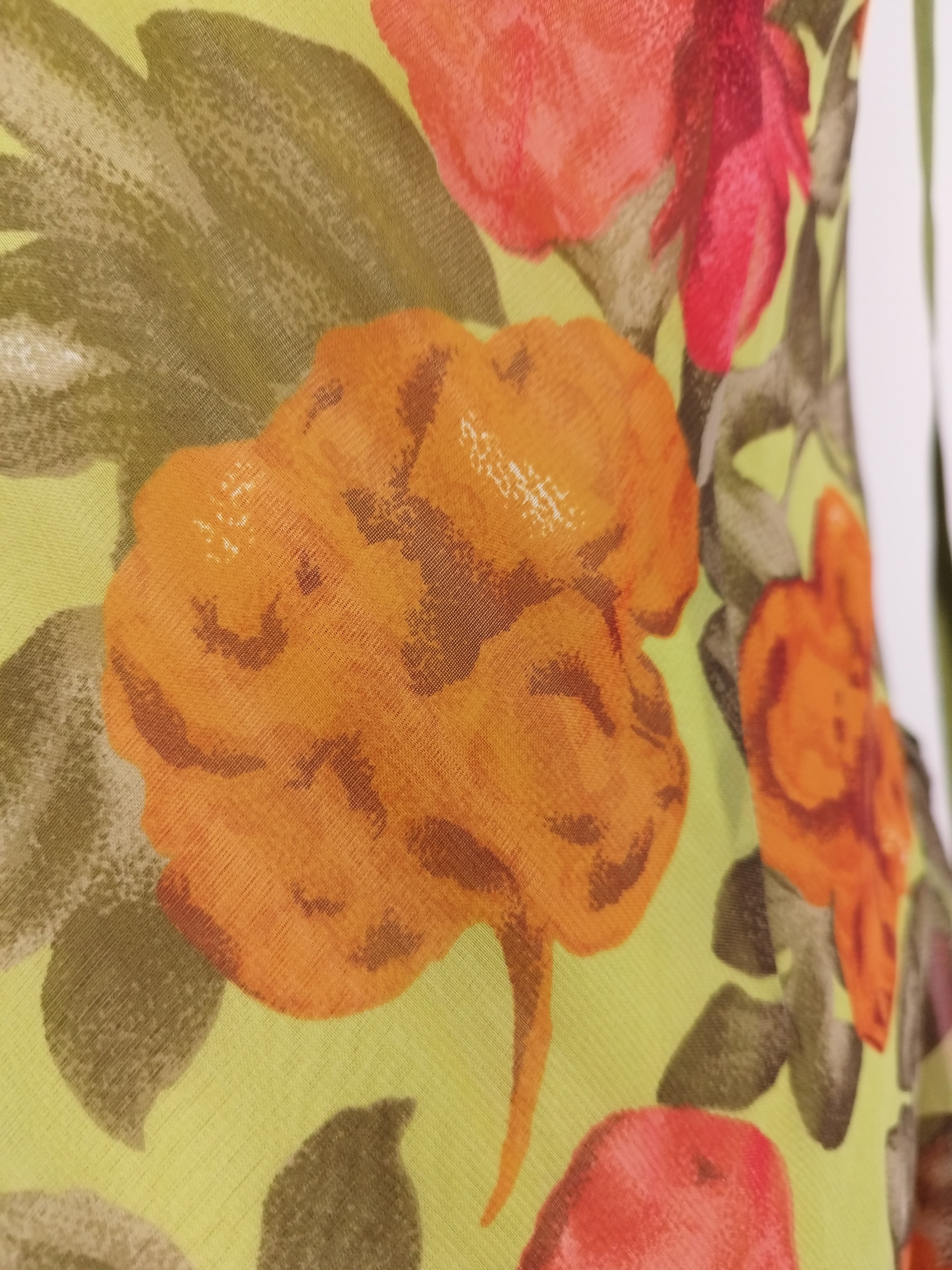 Vintage Midikleid im Y2K-Stil der 2000er Jahre – Asymmetrischer Ausschnitt, Blumenmuster und Rüschensaum