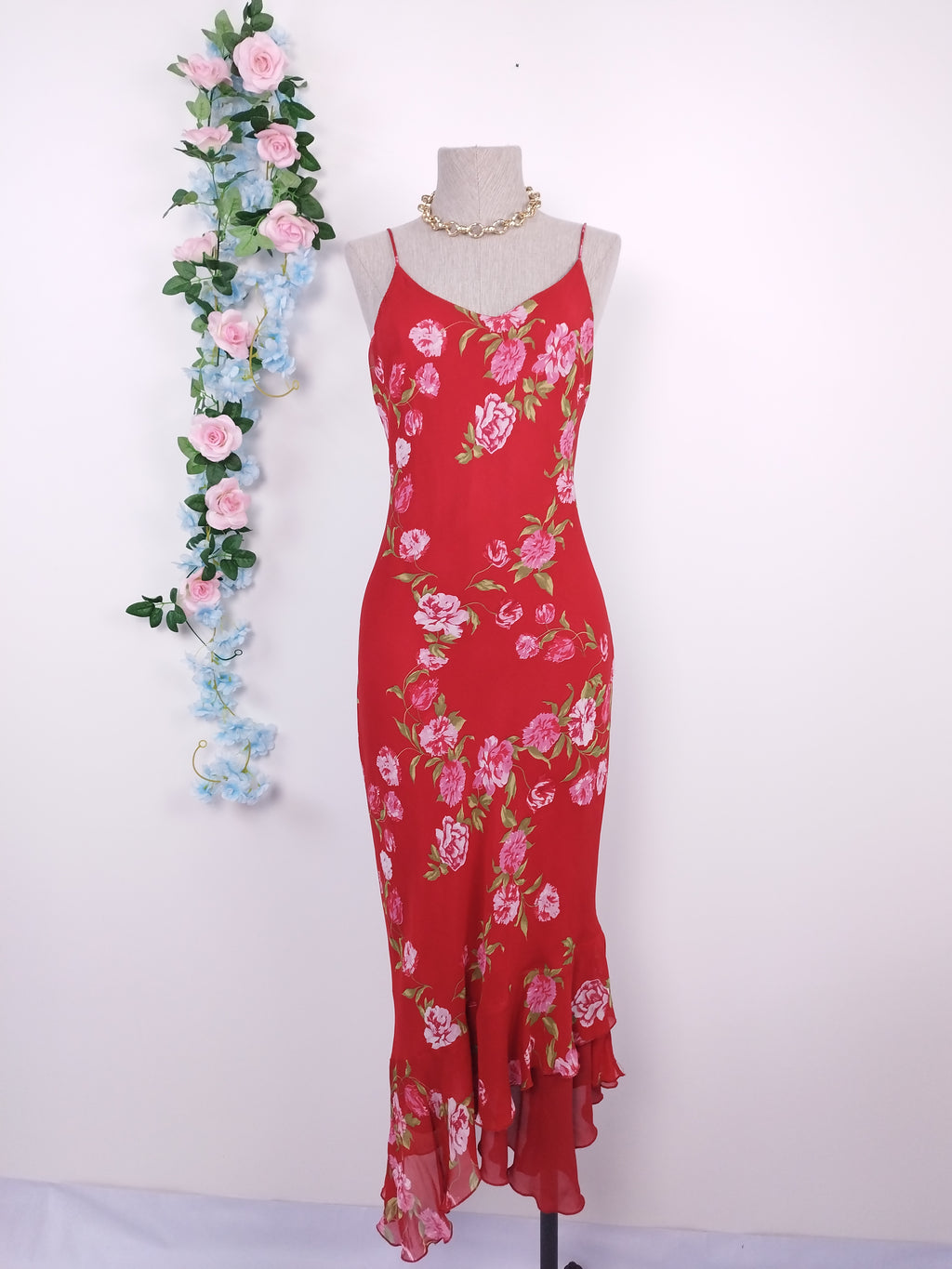 Vintage Midikleid aus den 90er-Jahren – Slipkleid, roter Chiffon mit rosa Blumenmuster