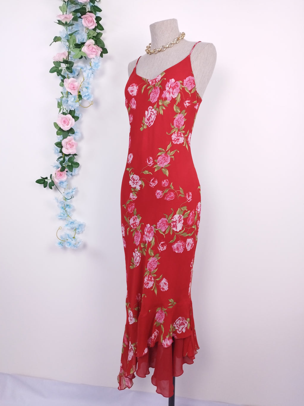 Vintage Midikleid aus den 90er-Jahren – Slipkleid, roter Chiffon mit rosa Blumenmuster