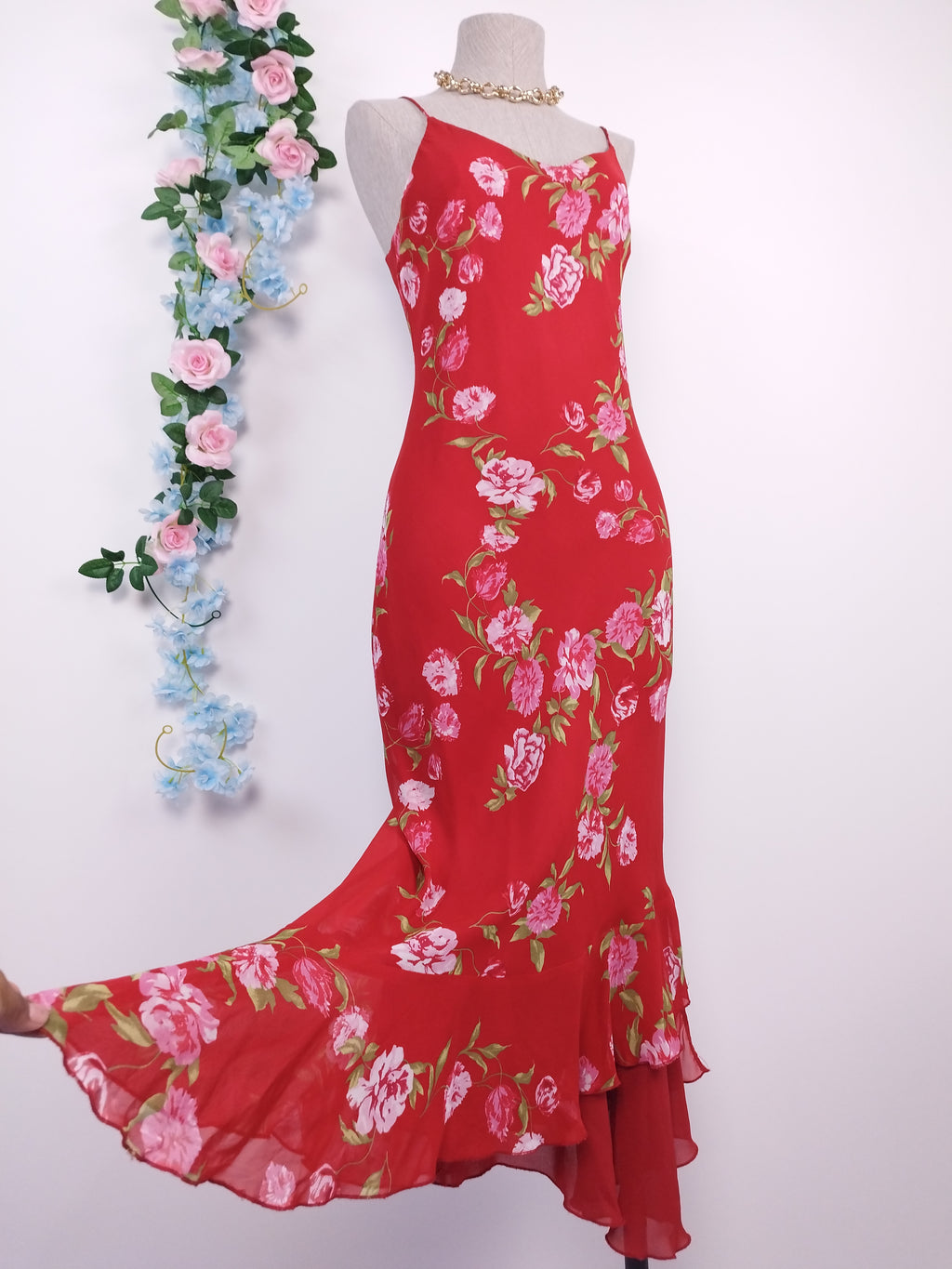 Vintage Midikleid aus den 90er-Jahren – Slipkleid, roter Chiffon mit rosa Blumenmuster