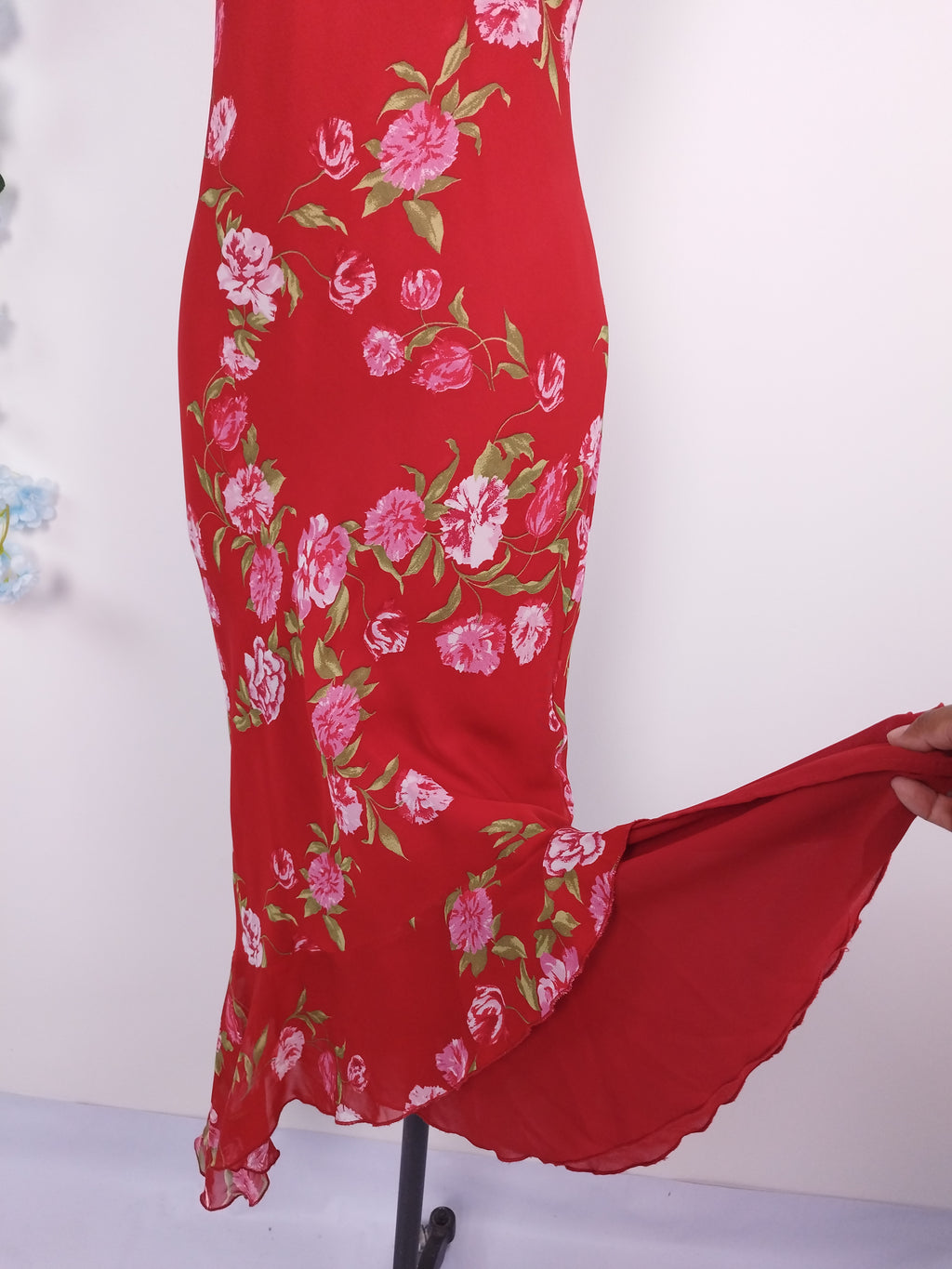 Vintage Midikleid aus den 90er-Jahren – Slipkleid, roter Chiffon mit rosa Blumenmuster