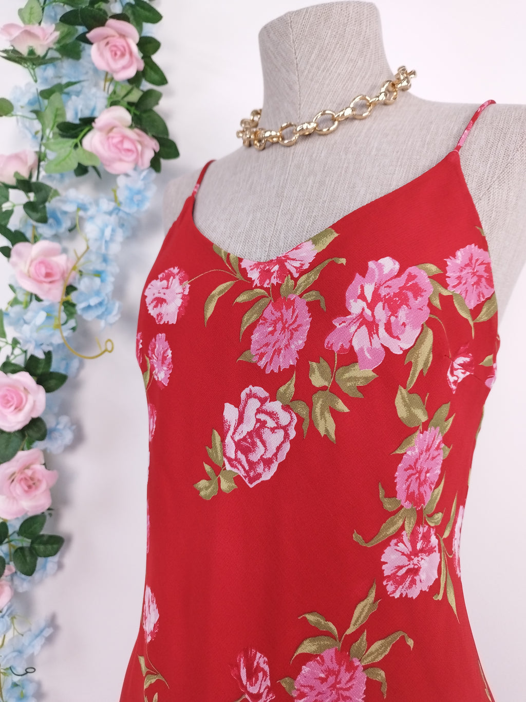 Vintage Midikleid aus den 90er-Jahren – Slipkleid, roter Chiffon mit rosa Blumenmuster