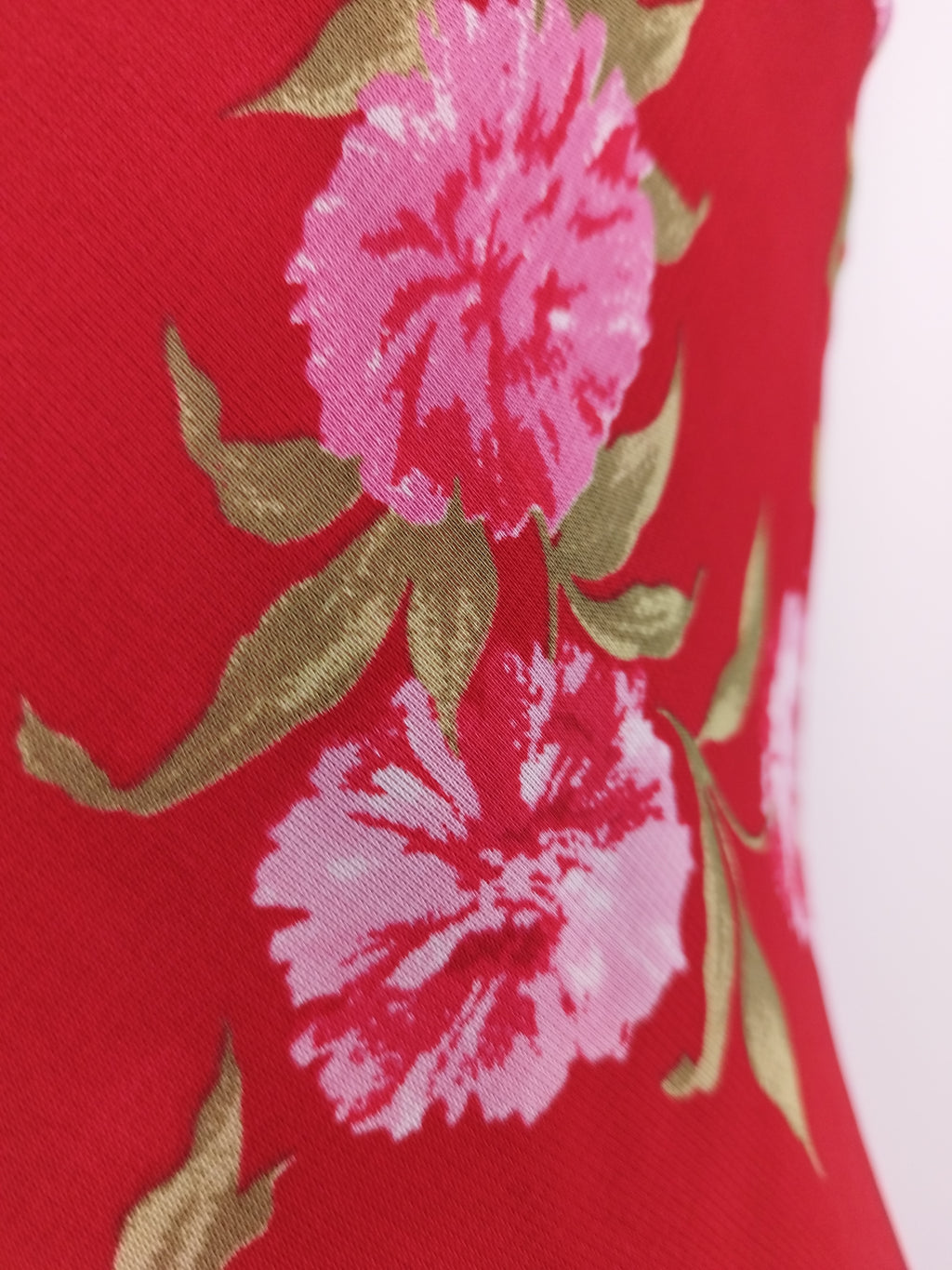 Vintage Midikleid aus den 90er-Jahren – Slipkleid, roter Chiffon mit rosa Blumenmuster