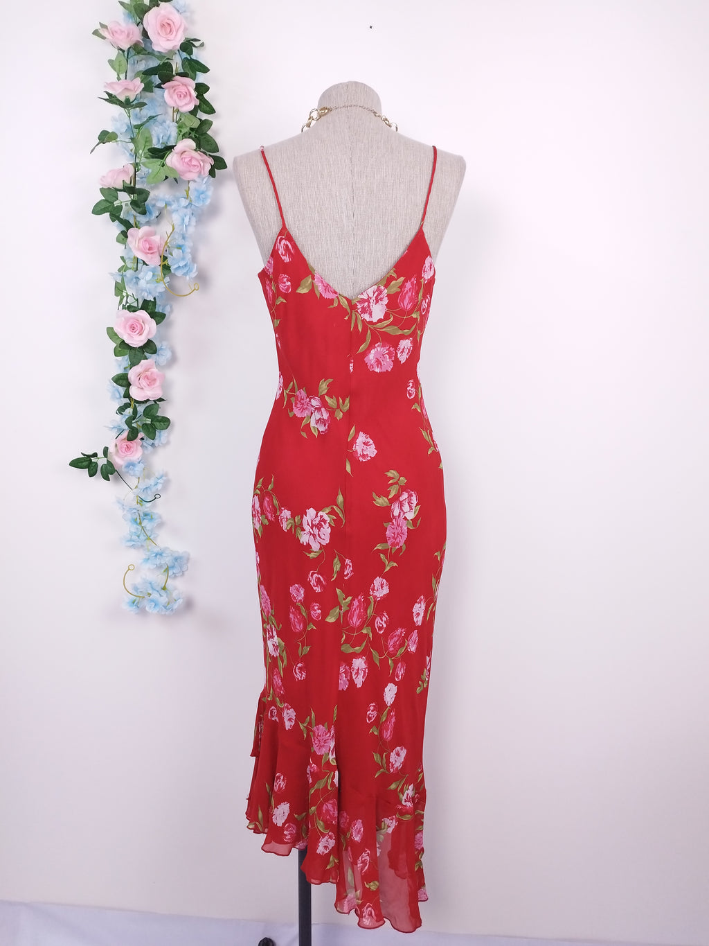 Vintage Midikleid aus den 90er-Jahren – Slipkleid, roter Chiffon mit rosa Blumenmuster