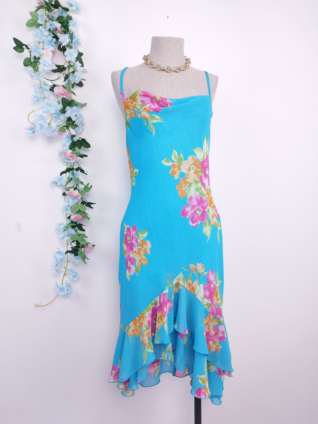 Vintage-Sommerkleid aus den 90er-Jahren – Slipkleid, geblümter Chiffon und asymmetrische Rüschen