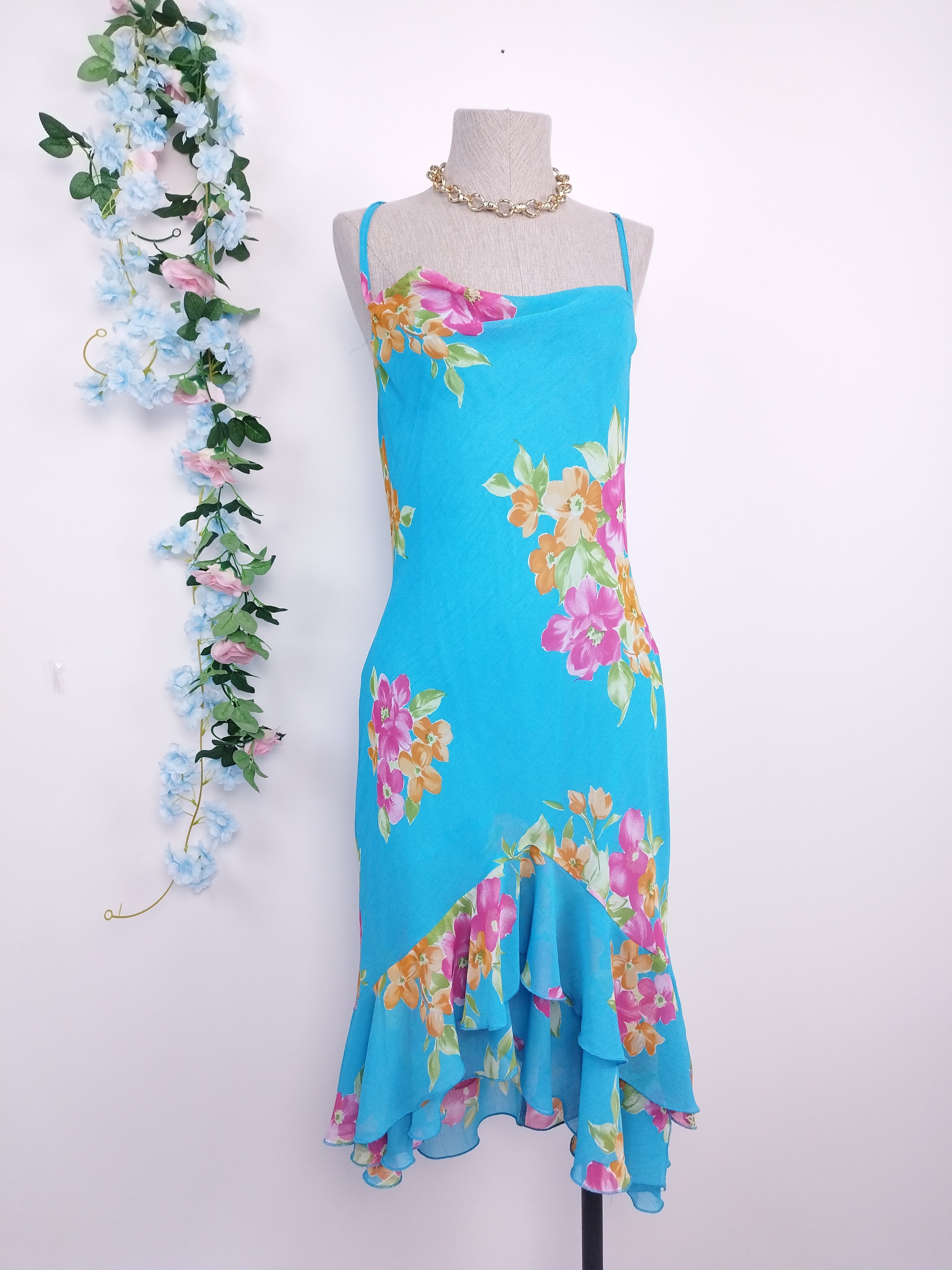 Vintage-Sommerkleid aus den 90er-Jahren – Slipkleid, geblümter Chiffon und asymmetrische Rüschen