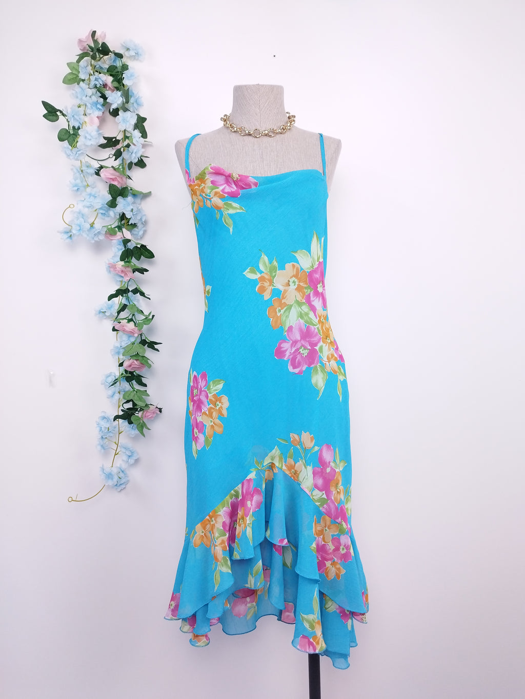 Vintage-Sommerkleid aus den 90er-Jahren – Slipkleid, geblümter Chiffon und asymmetrische Rüschen