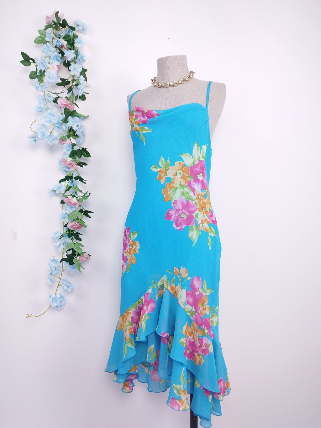 Vintage-Sommerkleid aus den 90er-Jahren – Slipkleid, geblümter Chiffon und asymmetrische Rüschen