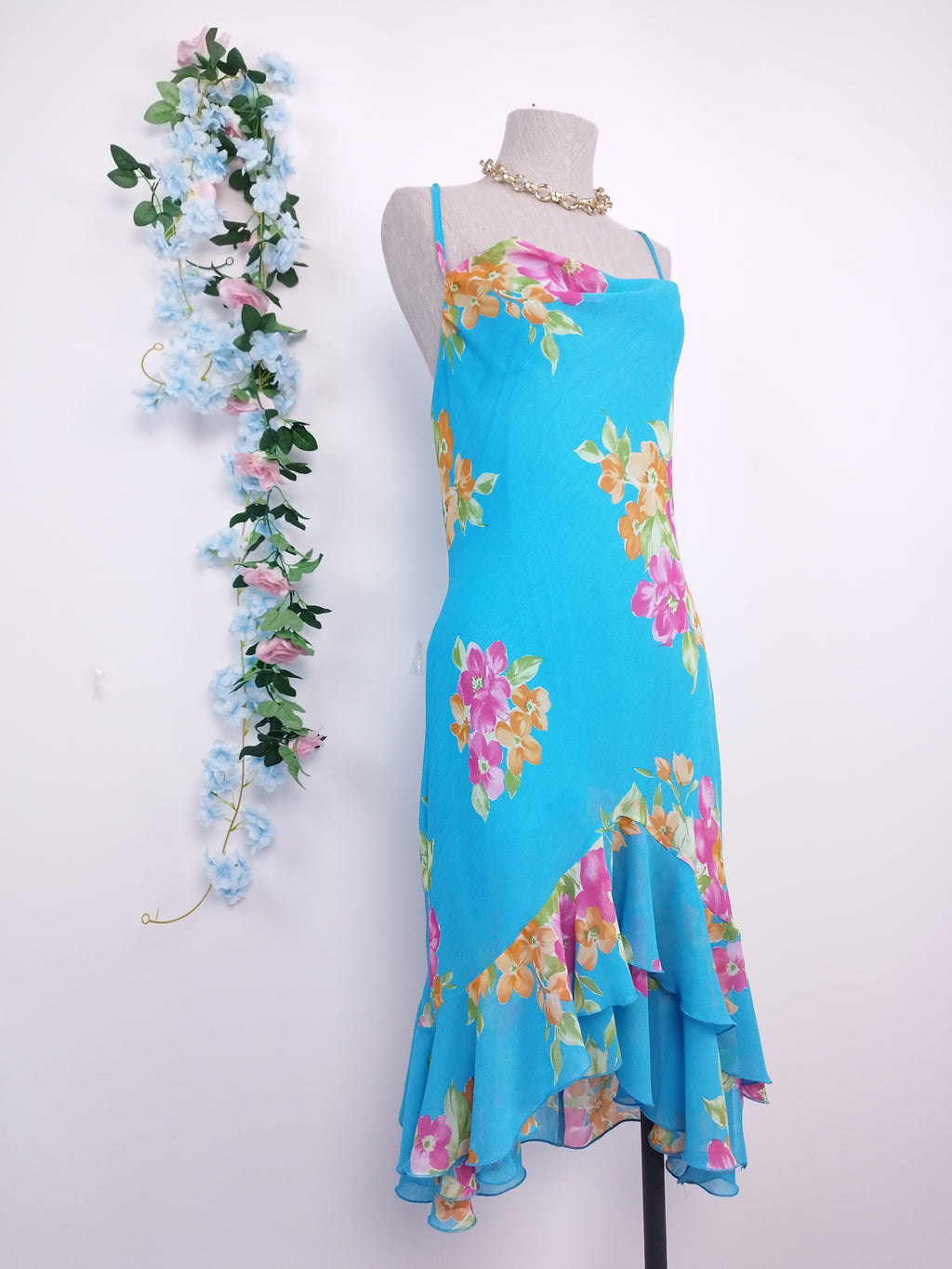 Vintage-Sommerkleid aus den 90er-Jahren – Slipkleid, geblümter Chiffon und asymmetrische Rüschen