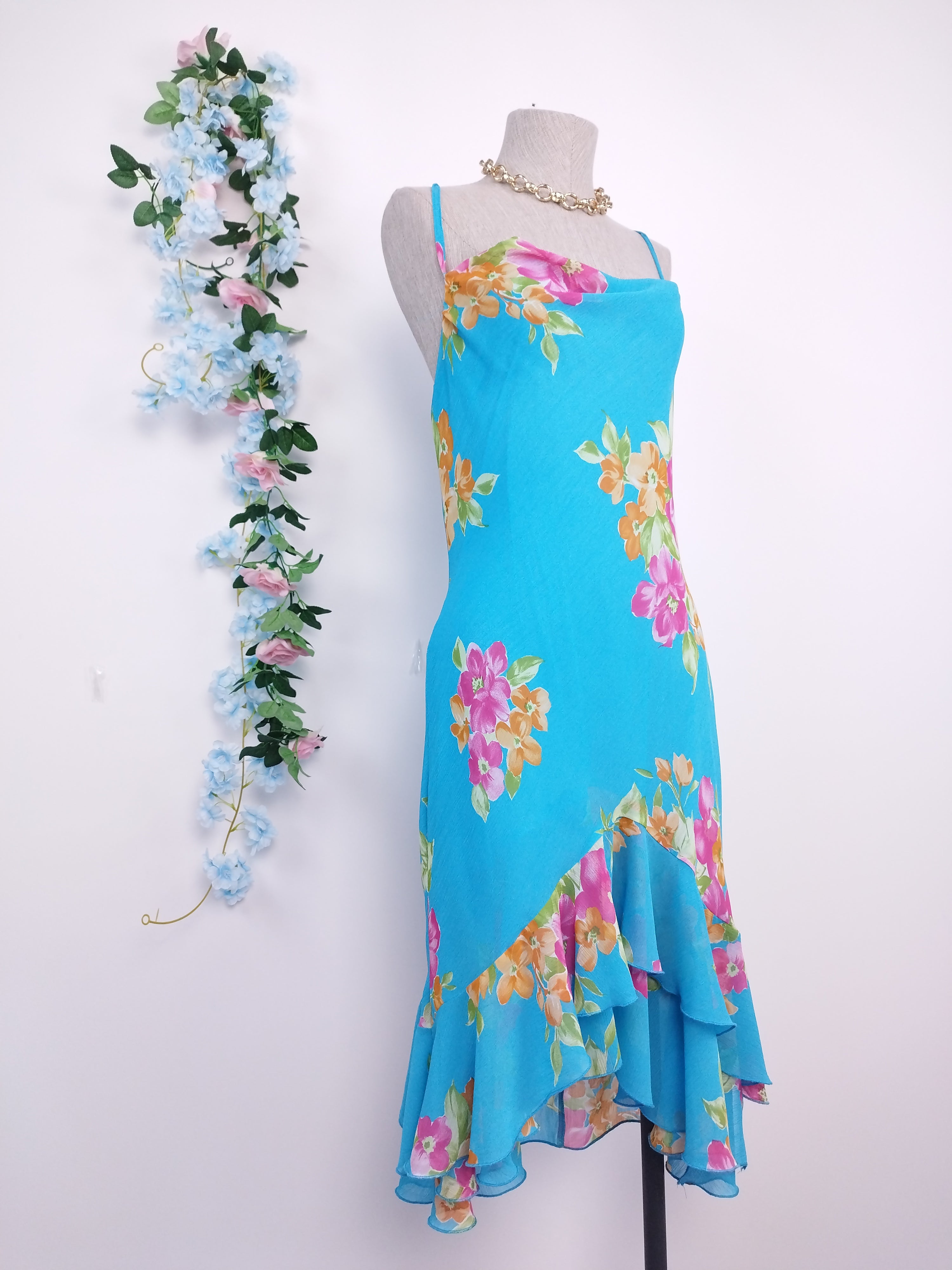 Vintage-Sommerkleid aus den 90er-Jahren – Slipkleid, geblümter Chiffon und asymmetrische Rüschen