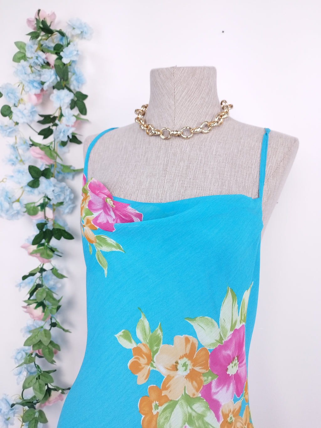 Vintage-Sommerkleid aus den 90er-Jahren – Slipkleid, geblümter Chiffon und asymmetrische Rüschen
