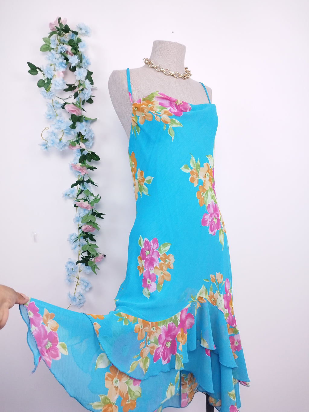 Vintage-Sommerkleid aus den 90er-Jahren – Slipkleid, geblümter Chiffon und asymmetrische Rüschen