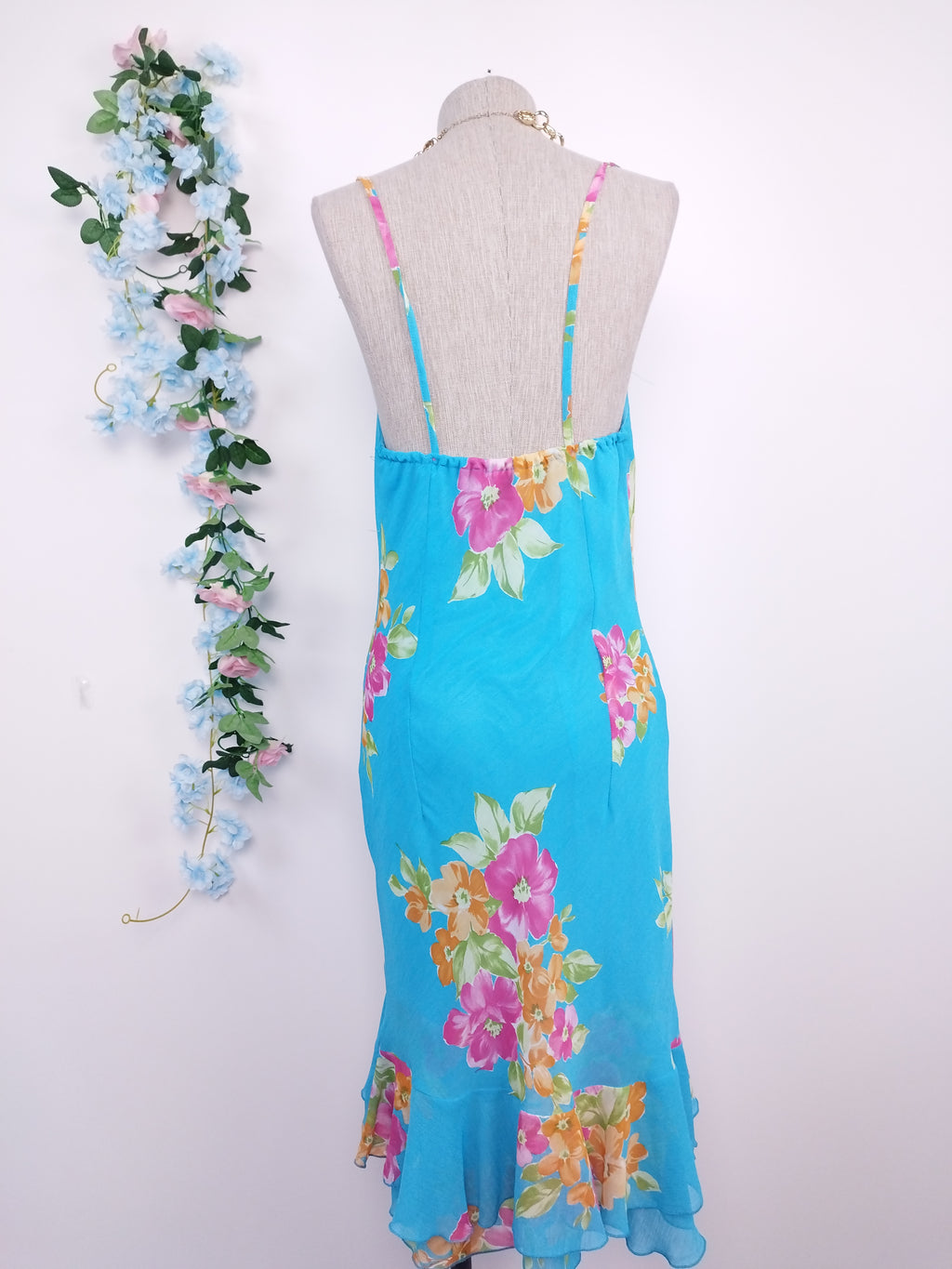 Vintage-Sommerkleid aus den 90er-Jahren – Slipkleid, geblümter Chiffon und asymmetrische Rüschen